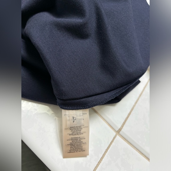 Tahari asymmetrical peplum navy blue super flattering fab construction shirt - Picture 5 of 5